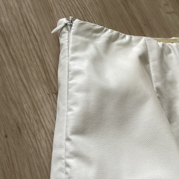 White leather skirt - Picture 3 of 3